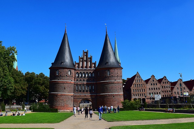 Zu sehen ist das Holstentor in Lübeck an einem sonnigen Tag im Sommer.